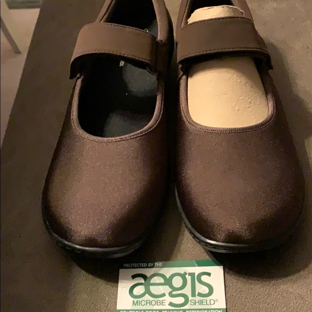 AETREX BRAND NEW BROWN COMFORT SHOES
